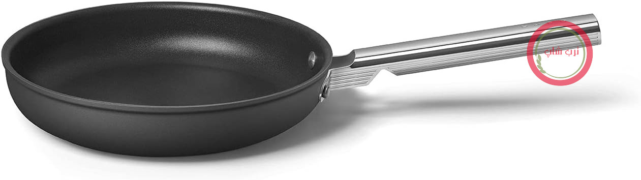 ماهیتابه نچسب اسمگ مدل CKFF2601BLM، قطر 26 سانتی‌متر، دسته ارگونومیک از جنس استیل ضد زنگ، مناسب برای انواع اجاق گاز، مناسب برای فر تا دمای 250 درجه سانتیگراد، ظرفیت 2.3 لیتر، مشکی