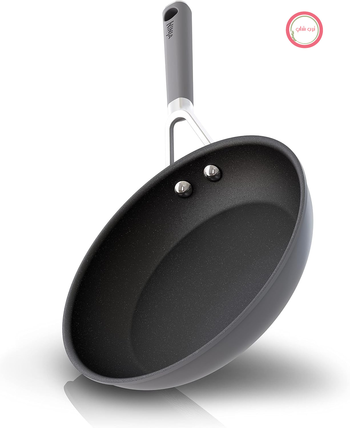 ماهیتابه نینجا CW60020 NeverStick با دسته راحت، 20.3 سانتی‌متر، نچسب، بادوام، ضد خش، قابل استفاده در ماشین ظرفشویی، قابل استفاده در فر تا دمای 200 درجه سانتیگراد، دسته‌های سیلیکونی، خاکستری