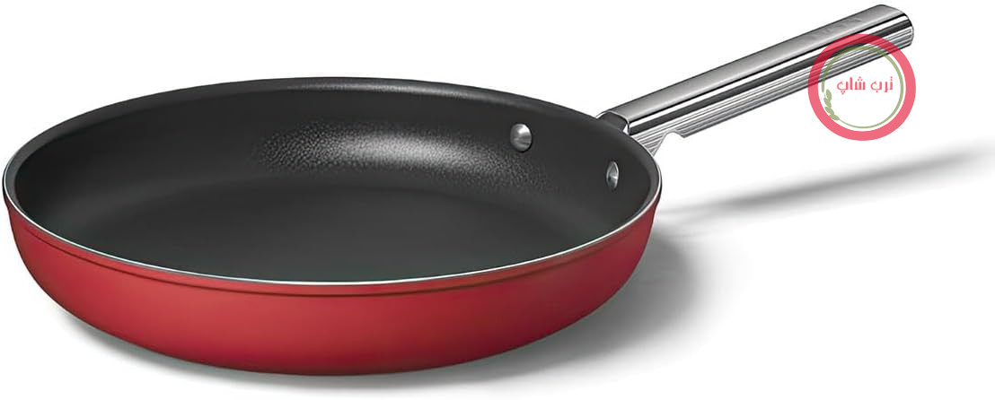 ماهیتابه نچسب اسمگ مدل CKFF2601RDM، قطر 26 سانتی‌متر، دسته ارگونومیک از جنس استیل ضد زنگ، مناسب برای انواع اجاق گاز، قابل استفاده در فر تا دمای 250 درجه سانتی‌گراد، ظرفیت 2.3 لیتر، رنگ قرمز