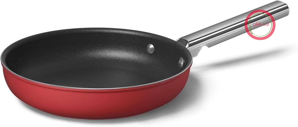 ماهیتابه نچسب اسمگ مدل CKFF3001RDM، قطر 30 سانتی‌متر، دسته ارگونومیک از جنس استیل ضد زنگ، مناسب برای انواع اجاق گاز، مناسب برای فر تا دمای 250 درجه سانتیگراد، ظرفیت 3.3 لیتر، رنگ قرمز
