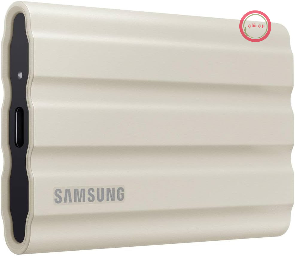 هارد اکسترنال سامسونگ مدل T7 Shield، ظرفیت ۱ ترابایت، رابط USB 3.2 نسل دوم، سرعت خواندن ۱۰۵۰ مگابایت بر ثانیه، سرعت نوشتن ۱۰۰۰ مگابایت بر ثانیه، مناسب برای مک، کامپیوتر و گوشی هوشمند، رنگ بژ، مدل MU-PE1T0K/EU