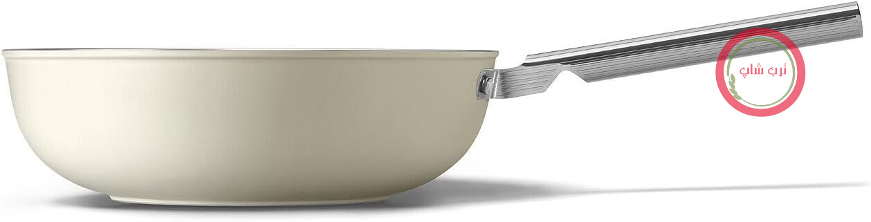 تابه نچسب Smeg، مدل WOF3002CRM، قطر 30 سانتی‌متر، پوشش سرامیکی بدون PFAS، دسته ارگونومیک از جنس استیل ضد زنگ، مناسب برای انواع اجاق گاز، قابل استفاده در فر تا دمای 250 درجه سانتیگراد، ظرفیت 6.6 لیتر، رنگ کرم مات
