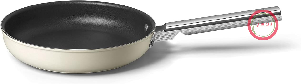 ماهیتابه نچسب اسمگ مدل CKFF2601CRM، قطر 26 سانتی‌متر، دسته ارگونومیک از جنس استیل ضد زنگ، مناسب برای انواع اجاق گاز، قابل استفاده در فر تا دمای 250 درجه سانتی‌گراد، ظرفیت 2.3 لیتر، کرم رنگ