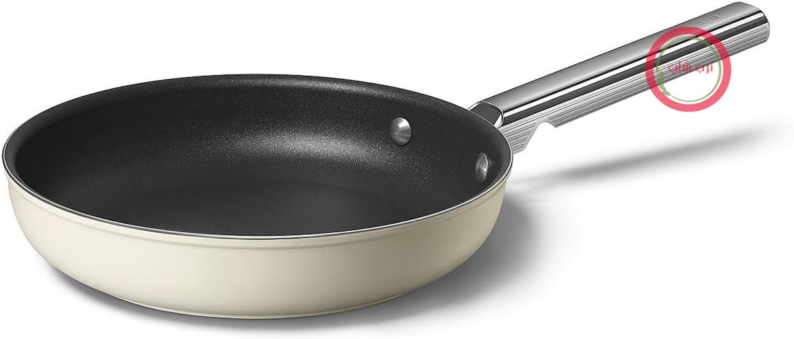 ماهیتابه نچسب اسمگ مدل CKFF2401CRM، قطر 24 سانتی‌متر، دسته ارگونومیک از جنس استیل ضد زنگ، مناسب برای انواع اجاق گاز، قابل استفاده در فر تا دمای 250 درجه سانتی‌گراد، ظرفیت 1.9 لیتر، مناسب برای خامه